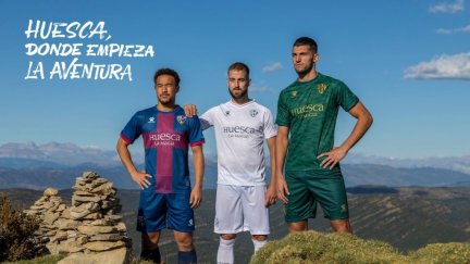 Okazaki, Pulido y Rafa Mir ejercen de modelos en la presentación de las nuevas camisetas.