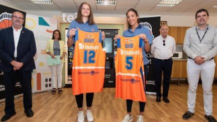 Presentación de Cristina Ouviña con el Valencia Basket. Foto: FEB.