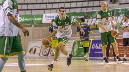 Pablo Gella durante un calentamiento del equipo oscense
