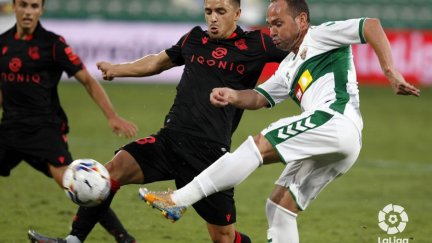 Roberto López, en plena pugna con Nino. Foto: LaLiga.
