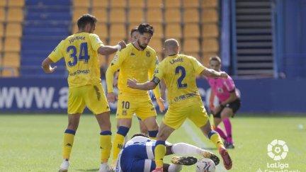 Jannick Buyla lucha un balón desde el suelo en el encuentro de este sábado