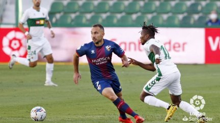 Los jugadores de la SD Huesca hacen piña sobre el Martínez Valero