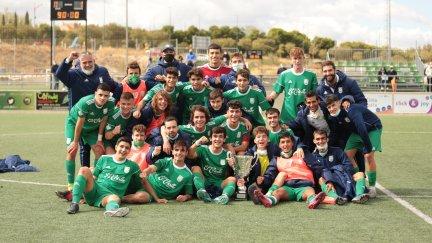 Los jugadores del Stadium Casablanca posan con el trofeo de campeones.