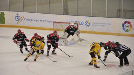 Imagen del duelo de la primera jornada del Club Hielo Jaca.