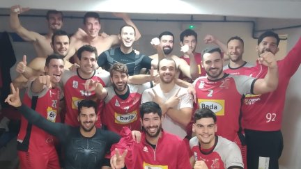 La plantilla ha celebrado por todo lo alto el triunfo en Pontevedra.