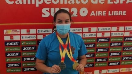 Natalia Sanz posa con las dos medallas logradas este pasado fin de semana.