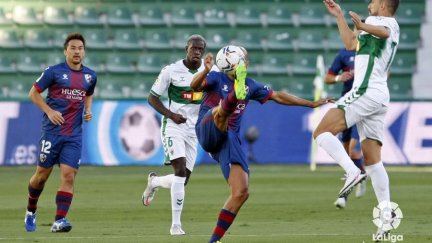Okazaki, a la izquierda, en un lance del duelo ante el Elche en el que se lesionó.