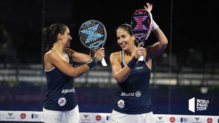 Las gemelas Sánchez Alayeto celebran la victoria sobre la pista del Open Barcelona