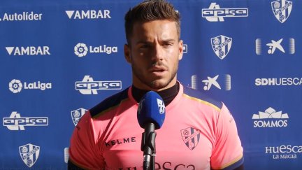 El guardameta de la SD Huesca en rueda de prensa