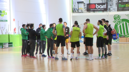 La plantilla del Levitec Huesca durante un entrenamiento