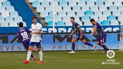 Los jugadores del Málaga celebran el primer gol en La Romareda