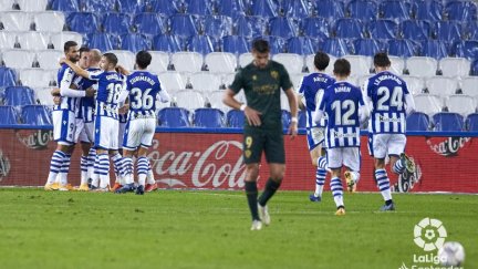 Los jugadores de la Real Sociedad celebran el primer tanto