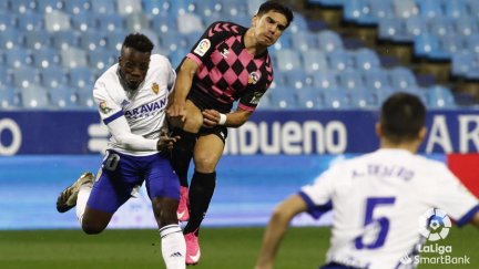 Jannick disputando un balón durante el partido