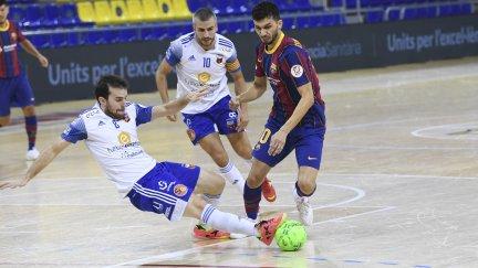 Richi Felipe trata de cortar el avance de un rival en el encuentro de este sábado.