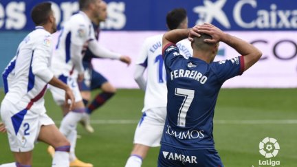 David ferreiro se lamenta tras una acción del encuentro.