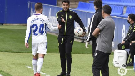 Míchel Sánchez da instrucciones a sus jugadores durante el encuentro.