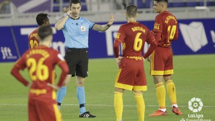 Los jugadores del Real Zaragoza espera a la decisión del árbitro sobre el primer gol.