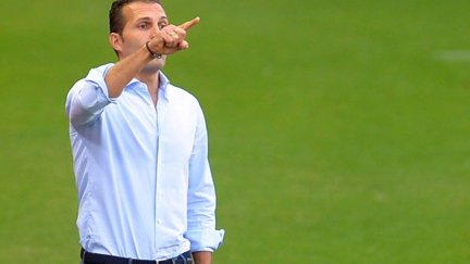 Rubén Baraja da instrucciones a sus jugadores durante un partido esta temporada.