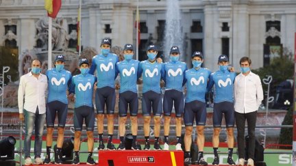 Jorge Arcas, cuarto por la izquierda, en el podio de Madrid con el Movistar Team.
