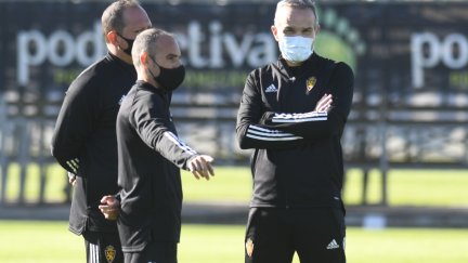 Iván Martínez junto a Javi Suárez y Víctor Búrdalo en la sesión de trabajo de esta mañana.