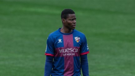 Doumbia durante un entrenamiento con la SD Huesca