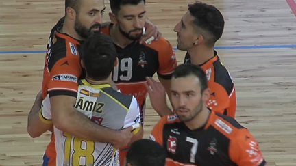 Los jugadores del CV Teruel celebran un punto
