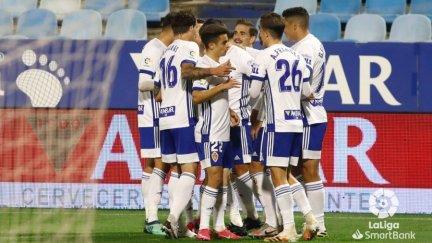 Los jugadores del Real Zaragoza celebran un gol