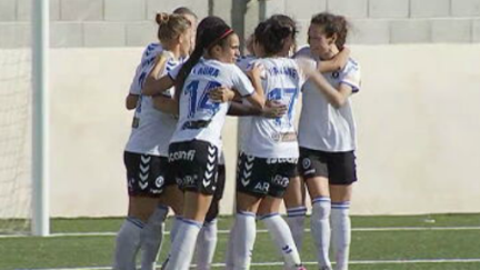 Las jugadoras del Zaragoza CFF celebran el gol de Machula