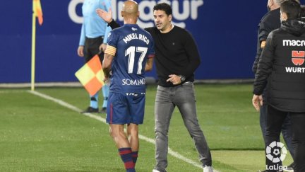 Míchel le da órdenes a Mikel Rico. Imagen: LaLiga