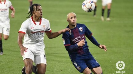 Sandro lucha por un balón. Imagen: LaLiga.