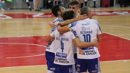 Los jugadores de Fútbol Emotion Zaragoza celebran la victoria de este domingo