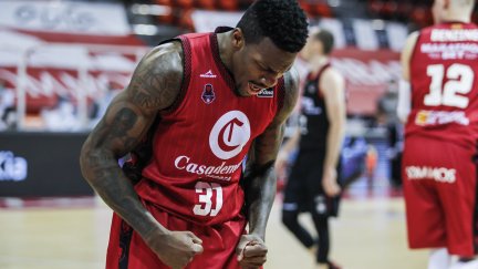 Dylan Ennis celebra una acción durante el partido.