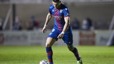 Rafa Mir conduce un balón. Imagen: SD Huesca.