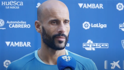 Mikel Rico hablando sobre el estado de su equipo. Imagen SD Huesca.