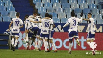 Los jugadores del Real Zaragoza celebran el tanto de Chavarría