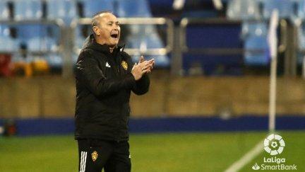 Juan Ignacio Martínez da ánimos a sus jugadores durante el duelo ante el Lugo.
