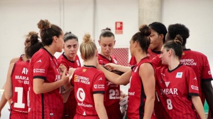 Las jugadoras, en una piña. Imagen: Casademont Femenino.