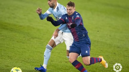 Ontiveros disputa un balón con Brais Méndez. Imagen: LaLiga.