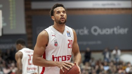 Elías Harris durante un encuentro con Brose Bamberg