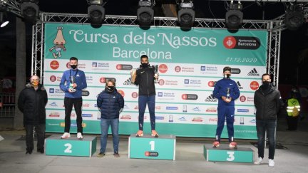 Carlos Mayo en el podio de la Cursa dels Nassos. Fuente: Corriendovoy.com