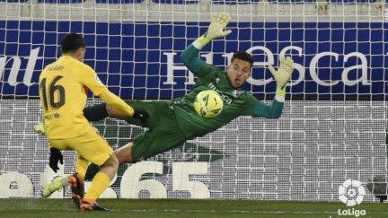 Álvaro le sale un balón a Pedri. Imagen: LaLiga.