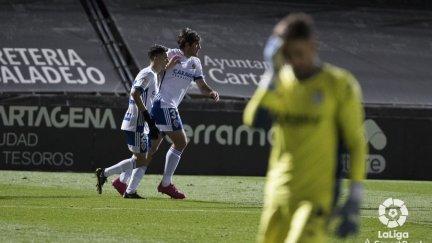 Azón celebra su gol junto a Bermejo (Imagen: LaLiga).