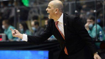 Sergio Hernández da instrucciones a sus jugadores durante el partido ante el Nizhny.