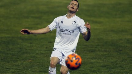 Sergio Gómez se lamenta durante el encuentro de este jueves. Foto: Twitter SD Huesca
