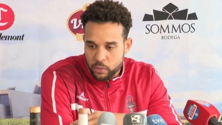 Elias Harris durante su presentación