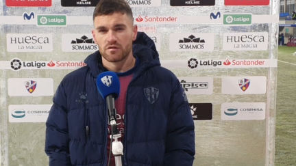 Galán, ante el micrófono del Huesca.