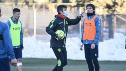 Pacheta da órdenes durante un entrenamiento. Imagen: SD Huesca.