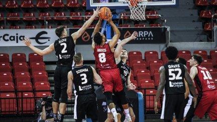 Elias Harris entra a canasta ante la oposición de tres rivales.