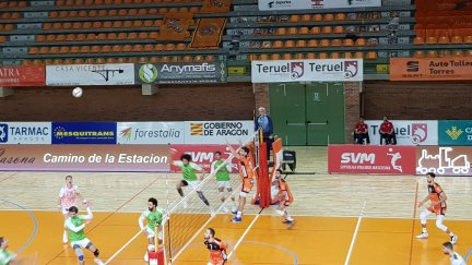 El CV Teruel durante el encuentro en Los Planos.