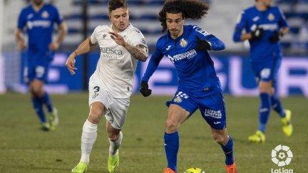 Maffeo pelea un balón con Cucurella. Imagen: LaLiga.
